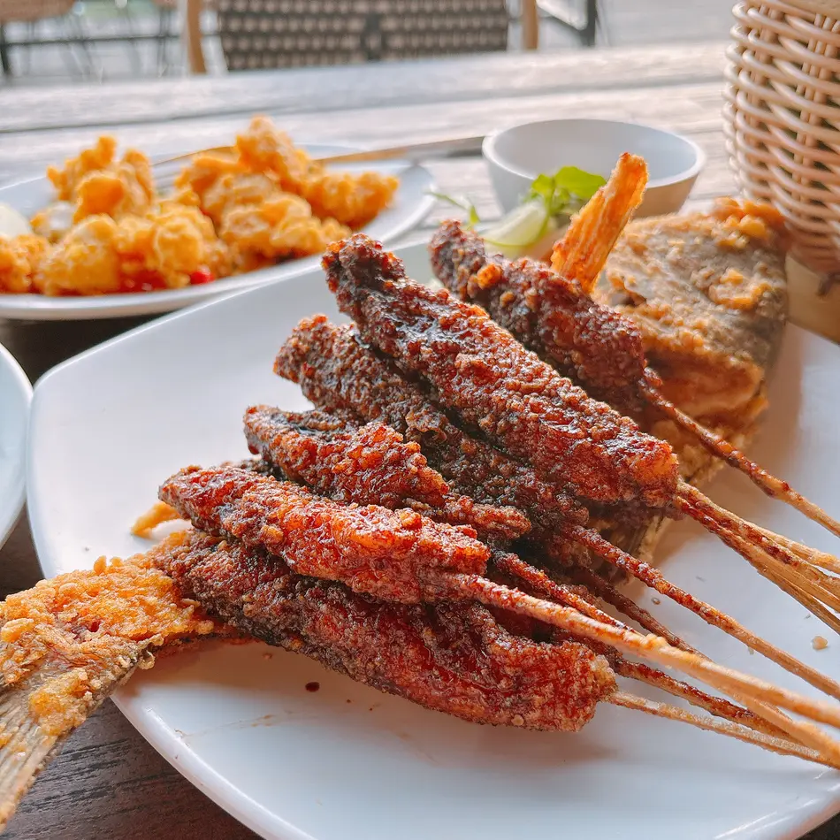 Taman Laut Handayani Seafood Restaurant 的一盤烤海鮮沙嗲串和其他炸海鮮料理